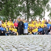 Pamiątkowe grupowe zdjęcie uczestników z bp. Markiem Mendykiem.