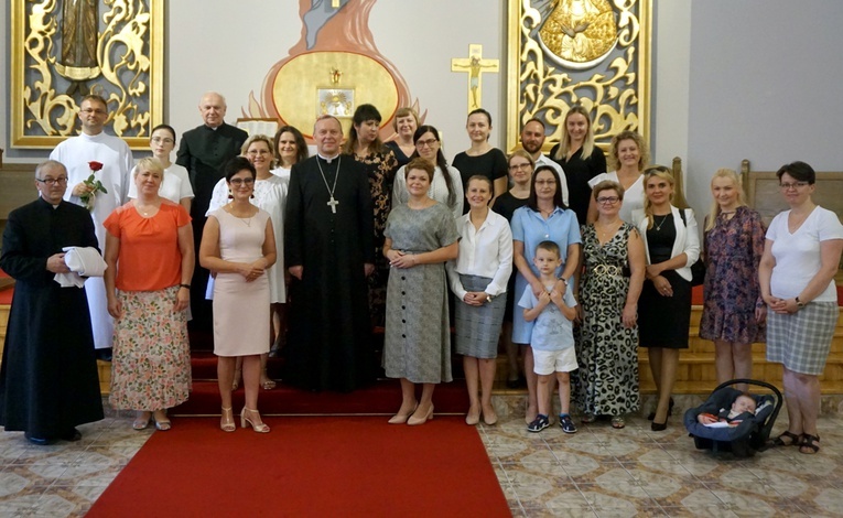 Pamiątkowe zdjęcie absolwentów z bp. Piotrem Turzyńskim. Trzeci z lewej w górnym rzędzie ks. Stanisław Łabendowicz.