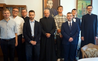 Kandydaci na pierwszy rok studiów w seminarium z zarządem. Trzeci z lewej  wicerektor ks. Jacek Mizak, piąty z lewej rektor ks. Marek Adamczyk i pierwszy z prawej prefekt ks. Sławomir Czajka. 