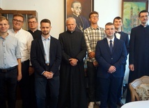 Kandydaci na pierwszy rok studiów w seminarium z zarządem. Trzeci z lewej  wicerektor ks. Jacek Mizak, piąty z lewej rektor ks. Marek Adamczyk i pierwszy z prawej prefekt ks. Sławomir Czajka. 