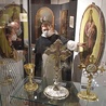 ▲	O. Michał Osek prezentuje eksponaty z bazyliki św. Mikołaja.