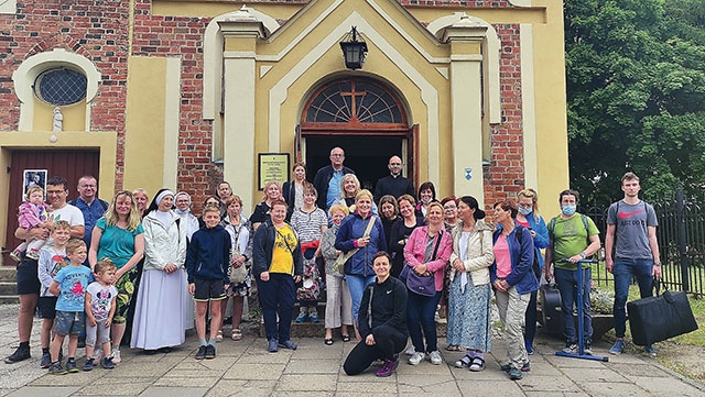 ▲	Większość grup wyruszających na jakubowy szlak rozpoczynała wędrówkę od Mszy św. w kościele św. Jakuba w Gdańsku- -Oliwie. Na zdjęciu katecheci.