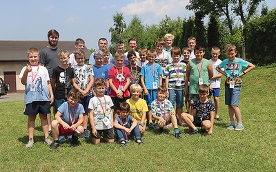 ▲	Grupa ministrantów biorąca udział w spotkaniu w Lipniku była o połowę mniejsza niż zwykle  – to 22 chłopców.