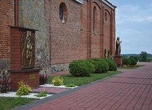 ▲	Tablice i figura umieszczono przy murach świątyni.