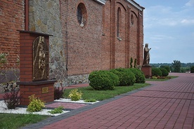 ▲	Tablice i figura umieszczono przy murach świątyni.