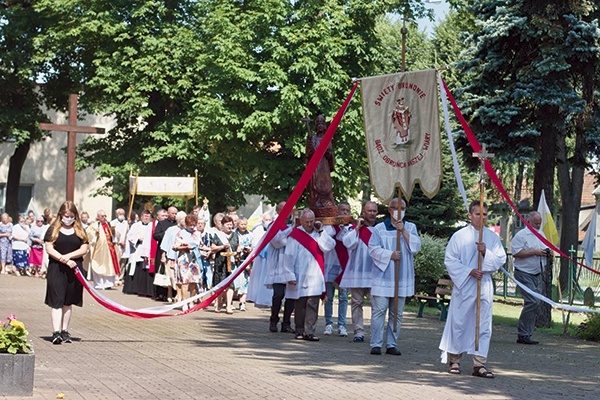 ▲	Odpustowa Msza św. zakończyła się procesją dookoła kościoła. 