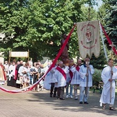 ▲	Odpustowa Msza św. zakończyła się procesją dookoła kościoła. 