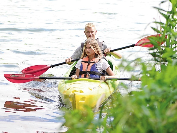 ►	Krzysiek i Karolina płynęli, by powierzyć swoją wspólną przyszłość Matce Bożej.