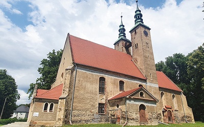 Szczególną troską parafianie otaczają XIII-wieczny kościół Niepokalanego Poczęcia NMP i św. Zuzanny.