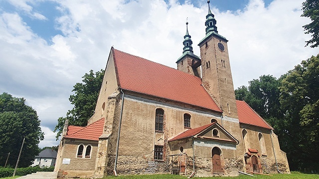 Szczególną troską parafianie otaczają XIII-wieczny kościół Niepokalanego Poczęcia NMP i św. Zuzanny.