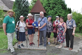 ▲	Pątnicy w Opolu- -Borkach pokazują niesione atrybuty: torbę, kij i księgę pamiątkową.