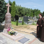 ▲	Co roku siostry przyjeżdżają na grób  ks. Krawieckiego,  aby dziękować za jego życie i wkład w historię ich zgromadzenia.