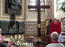 ▲	Eucharystia sprawowana była w kaplicy MB Częstochowskiej w radomskiej katedrze.