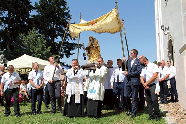 Procesja z Najświętszym Sakramentem i figurą Matki Bożej.