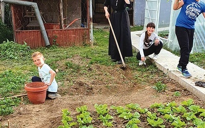 Zakonnice razem z dziećmi stworzyły ogród  przy parafii.