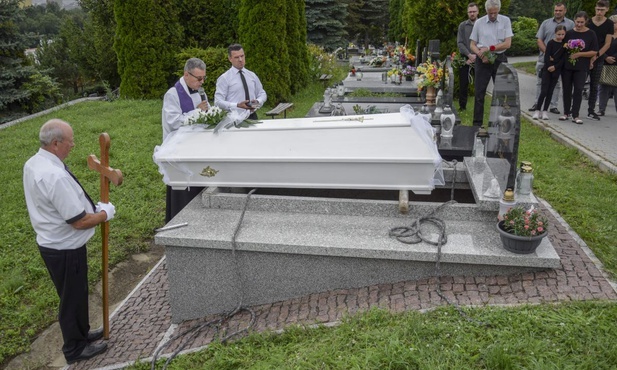 Pogrzebowi dzieci przewodniczył ks. Jerzy Jurkiewicz, kustosz bazyliki św. Małgorzaty w Nowym Sączu.