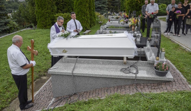 Pogrzebowi dzieci przewodniczył ks. Jerzy Jurkiewicz, kustosz bazyliki św. Małgorzaty w Nowym Sączu.
