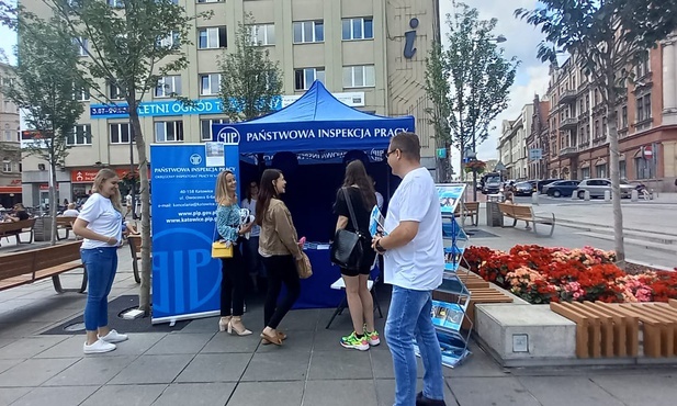 Katowice. Zatrudnienie bez umowy? Wypłata wynagrodzenia po terminie? Inspektorzy pracy odpowiadają