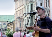 François Martineau niemal od samego początku, gdy przybył pod Wawel, śpiewa na ulicach miasta. W lipcu wydał pierwszą płytę z najpiękniejszymi polskimi przebojami, przełożonymi na język  Moliera. Mówi, że są warte,  by poznał je świat.