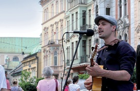 François Martineau niemal od samego początku, gdy przybył pod Wawel, śpiewa na ulicach miasta. W lipcu wydał pierwszą płytę z najpiękniejszymi polskimi przebojami, przełożonymi na język  Moliera. Mówi, że są warte,  by poznał je świat.