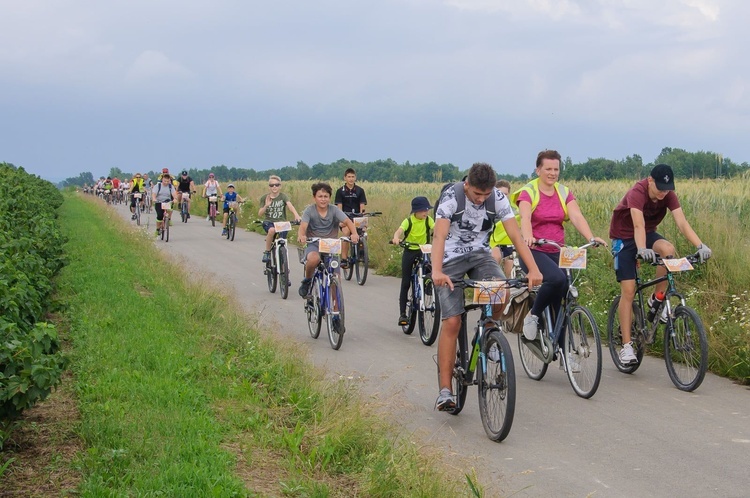 Coraz więcej rodzin wyrusza na wspólne rajdy rowerowe.