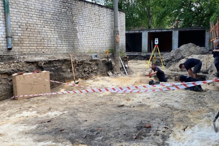 Szczątki bohaterów przy dawnym więzieniu Toledo na Pradze 