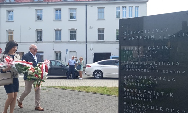 Piekary Śląskie. Władze i mieszkańcy pod pomnikiem Olimpijczyków z Brzezin Śląskich