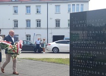 Piekary Śląskie. Władze i mieszkańcy pod pomnikiem Olimpijczyków z Brzezin Śląskich