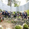 Kwiaty w miejscu upamiętniającym ofiary straszliwej zbrodni