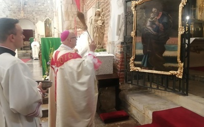 Biskup poświęcił obraz św. Józefa.