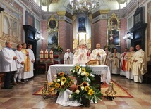 Eucharystia zgromadziła wielu kapłanów.