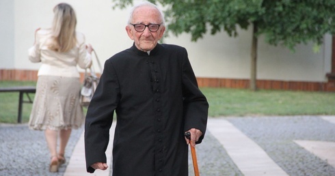 Mielec. Stuletni kapłan