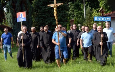 Przewodnicy i osoby odpowiedzialne za poszczególne służby pielgrzymki meldują gotowość wymarszu na Jasną Górę. 