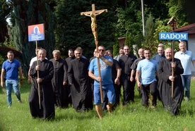 Przewodnicy i osoby odpowiedzialne za poszczególne służby pielgrzymki meldują gotowość wymarszu na Jasną Górę. 