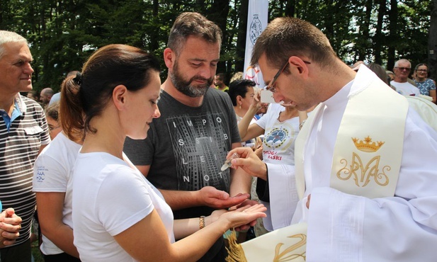 Małzonkowie, a szczególnie głowy rodzin prosiły księży o szczególne błogosławieństwo podczas namaszczania rychwałdzkim olejkiem radości.