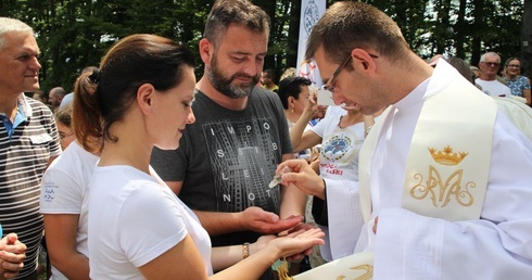 Małzonkowie, a szczególnie głowy rodzin prosiły księży o szczególne błogosławieństwo podczas namaszczania rychwałdzkim olejkiem radości.