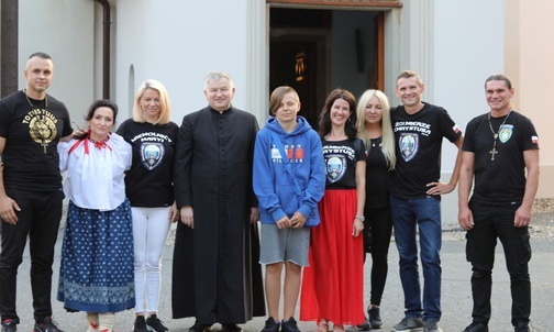 Żołnierze Chrystusa i Niewolnicy Maryi z Warszawy przed kościołem w Istebnej.