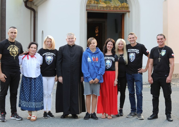 Żołnierze Chrystusa i Niewolnicy Maryi z Warszawy przed kościołem w Istebnej.