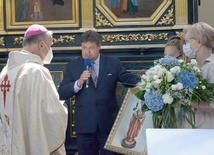 Ordynariusza radomskiego, podczas pierwszej wizyty w parafii, witali przedstawiciele parafii.