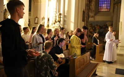 Do Łowicza przybyli młodzi związani z duszpasterstwem Zakonu Pijarów.