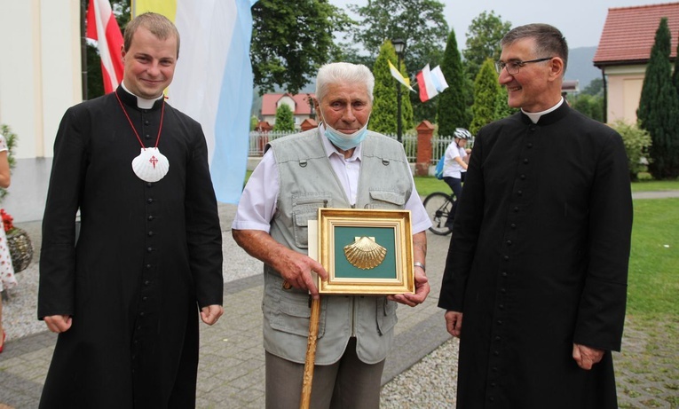 Od lewej: ks. Michał Styła, Stanisław Duszczyński i ks. proboszcz Krzysztof Moskal.
