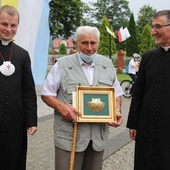 Od lewej: ks. Michał Styła, Stanisław Duszczyński i ks. proboszcz Krzysztof Moskal.