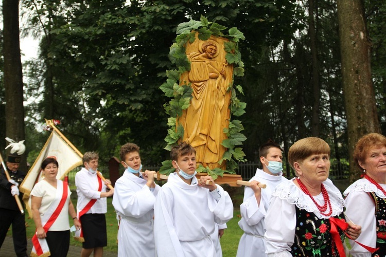 Procesja eucharystyczna podczas uroczystości odpustowej w Rzykach.