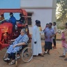 Traktor dotarł do ośrodka dla trędowatych w Jeevodaya (Indie)