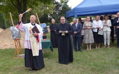 Siedzibę stacjonarnego hospicjum poświęcił bp Marek Solarczyk. Obok ks. Tomasz Pastuszka.