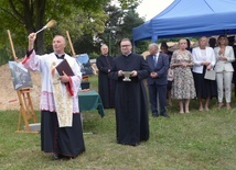 Siedzibę stacjonarnego hospicjum poświęcił bp Marek Solarczyk. Obok ks. Tomasz Pastuszka.