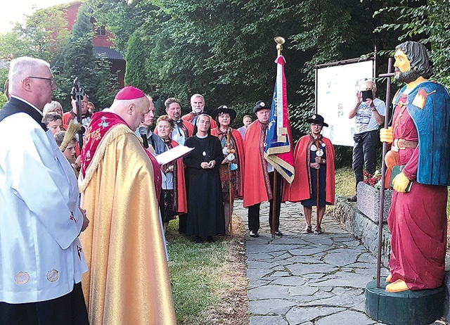 ▲	Poświęcenie odnowionych figur patrona u stóp szczyrkowskiej świątyni.