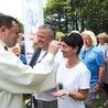 ▲	Po Mszy św. każdy mógł przyjąć namaszczenie rychwałdzkim olejkiem radości.