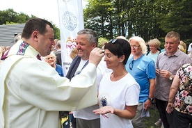 ▲	Po Mszy św. każdy mógł przyjąć namaszczenie rychwałdzkim olejkiem radości.