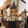 ▲	W ołtarzu zostały złożone relikwie św. Jana Pawła II.